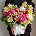 Коробка с цветами «Кустовые розы, ромашки и маттиола»