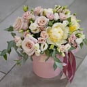 Шляпная коробка с цветами «Дуэт» из эустом и роз