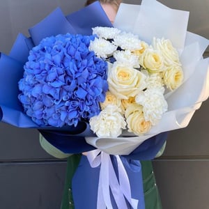 Дуо букет из гортензии роз и диантусов