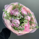 Букет «Летний аромат» из пионов и экзотических цветов