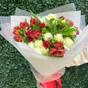 Букет из роз и альстромерий