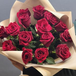 Букет из 15 красных роз "Соблазн"