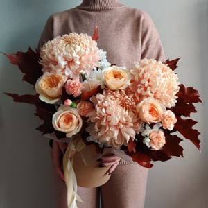 Шляпная коробка с цветами «Хризантемы Авиньен и розы Джульетта»