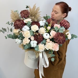 Шляпная коробка с цветами «Мега осенняя композиция с тыквой» из гвоздик и роз