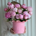 Шляпная коробка с цветами «Розовый океан» из пионов