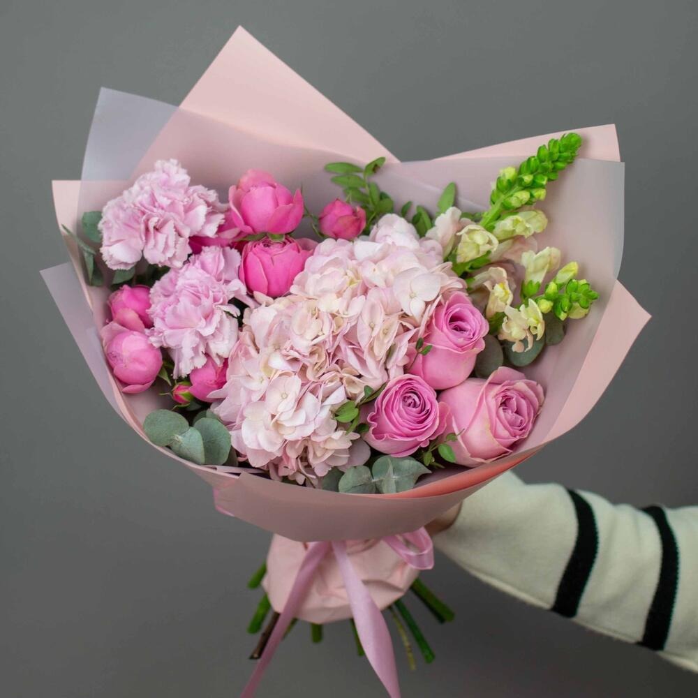 Авторский букет Первая Любовь из роз и экзотических цветов