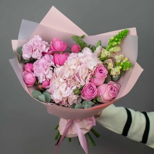 Авторский букет Первая Любовь из роз и экзотических цветов