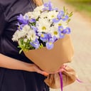 Букет из белых хризантем и ирисов (мал.)