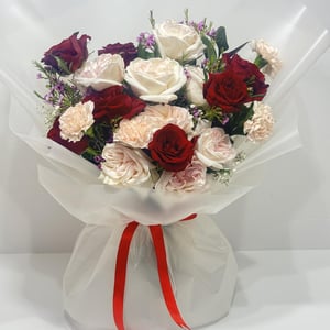Букет «Безвременная элегантность» из роз и гвоздик