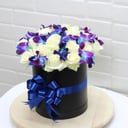 Букет из орхидеи в коробке из роз