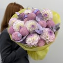 Букет с георгинами и хризантемами из экзотических цветов