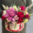 Коробка с цветами «Compliment 02» из роз и эустом