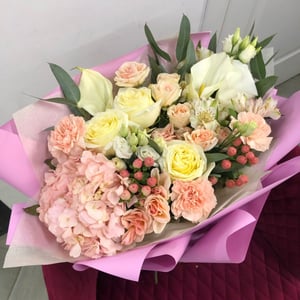 Букет с гортензиями и каллами