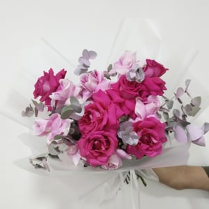 Букет «Темные и светлые розовые розы»