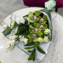 Букет с зелеными орхидеями