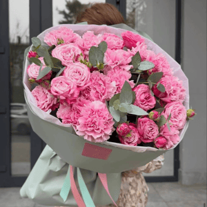 Пионовидные розы малиновый букет из гвоздик