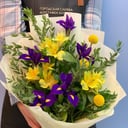 Букет «Пчелка» из ирисов и альстромерий