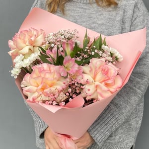 Нежный букет с пышной французской розой из хризантем и гипсофил