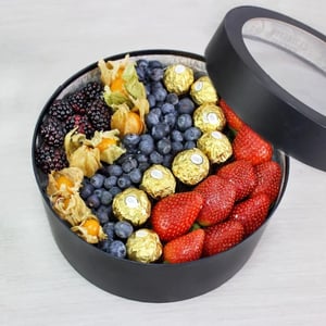 Композиция из клубники «Ягодная коробка волны вкуса»