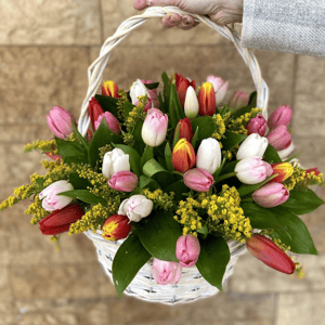Букет «Корзина с цветами тюльпаны и мимоза»