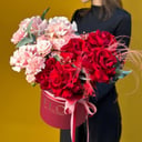 Шляпная коробка с цветами «Композиция с пудрово-винным градиентом» из гвоздик и гипсофил