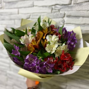 Букет «Любовный каскад» из альстромерий