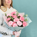 Букет из розовых диантусов с эвкалиптом из гвоздик