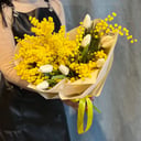 Букет 7 белых Тюльпанов с мимозой