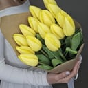 Букет из желтых тюльпанов "Шерше ля фам"