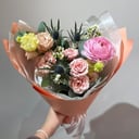 Букет с ранункулюсом из роз и эустом