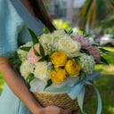 Корзина с цветами «Анастейша» из роз и гвоздик