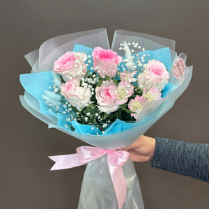 Букет из роз, гипсофилы и альстромерии