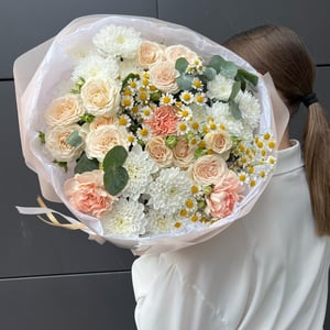 Букет «Нежная ромашка с кустовыми розами»