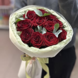 Букет из 11 красных роз и эвкалипта