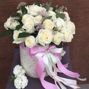 Шляпная коробка с цветами «Бокс из нежных бело-кремовых роз»