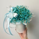 Голубая гипсофила в шляпной коробочке