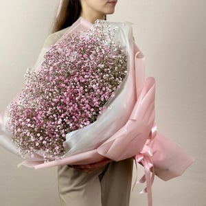 Изящный букет бело-розовой гипсофилы