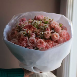 Букет «Кустовые розы с ромашками»
