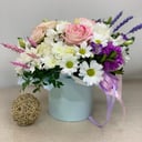 Шляпная коробка с цветами «Heaven scent» из роз и хризантем