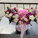 Цветы в коробке из роз и эустом