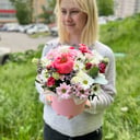 Шляпная коробка с цветами «Свежие цветы в авторской композиции» из хризантем и роз