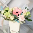 Композиция «Трапеция крем» из роз и гвоздик