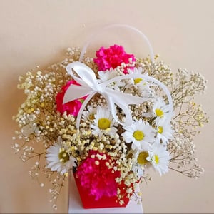 Коробка с цветами «Букет в сумочке "Презент"» из гипсофил и хризантем
