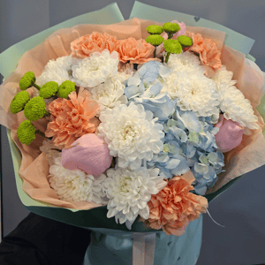 Букет «Поцелуй солнца» из хризантем и гвоздик