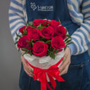 Шляпная коробка с цветами «9 красных роз с фисташкой»