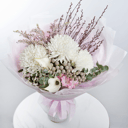 Букет «Серебряные сны» из хризантем и калл