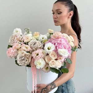 Нежная коробка цветов из роз и гвоздик