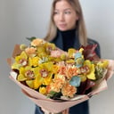 Осенний букет с орхидеями из роз