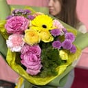 Авторский яркий букет из роз и гвоздик