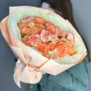 Оранжевый букет цветов из роз и гвоздик